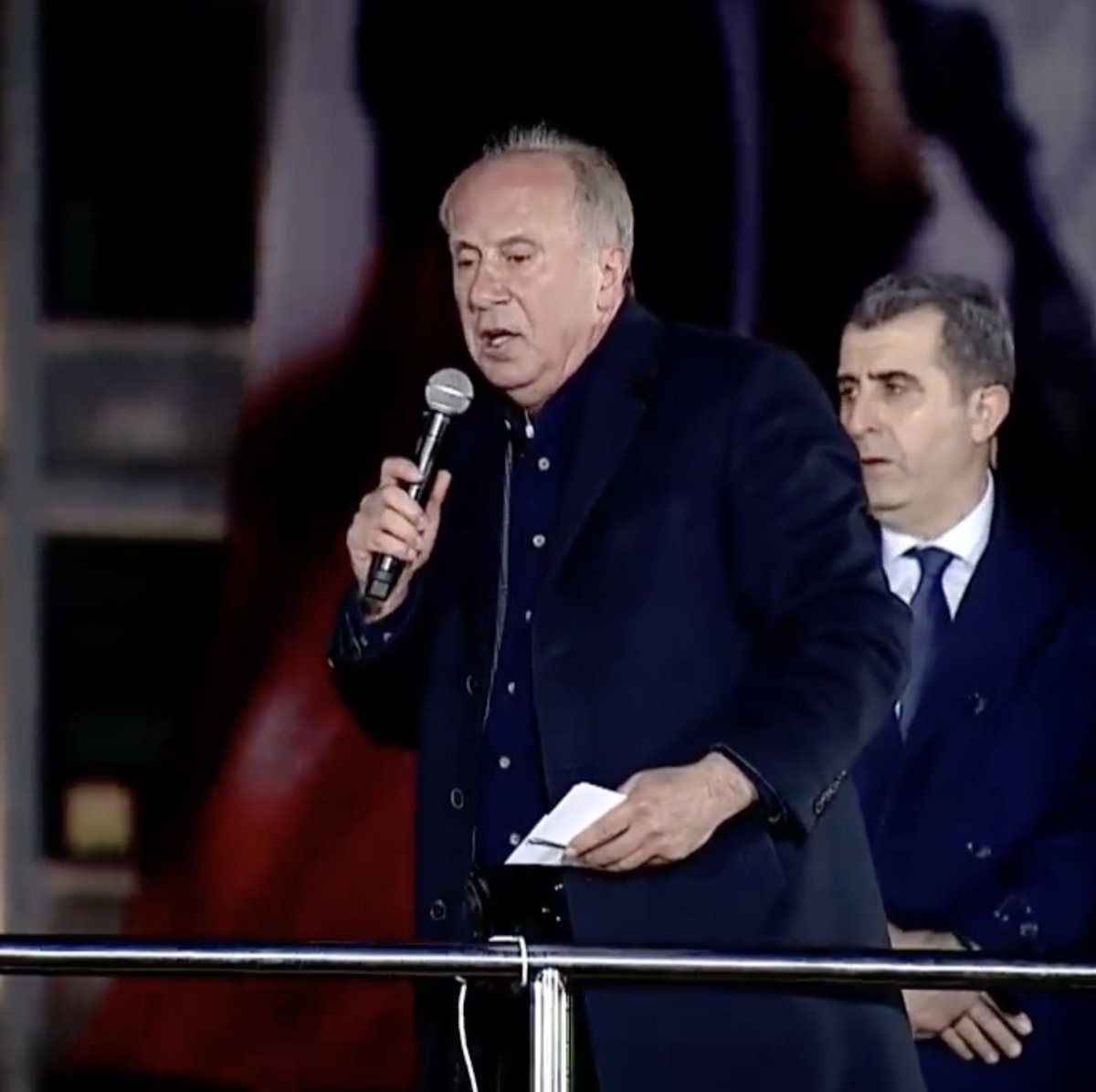 Muharrem İnce: "Polis kardeşlerim, sizin çocuklarınız yok mu? Utanmıyor musunuz öyle gaz sıkmaya?

Kusura bakmayın ama sınırlarımız kevgire dönmüş, bunları kimse konuşmuyor.

Bu gariban çocukları copluyorsunuz."