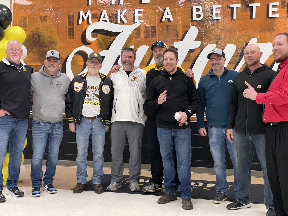 Litter Media (@litter_media) on Twitter photo Litter Media’s Mike Smith visited with some of the Paint Valley Bearcats 1995 State Championship Baseball team during their 30th Anniversary Celebration. LISTEN HERE FOR INTERVIEW WITH JASON STAUFFER & CHRIS MEDVED: facebook.com/share/v/1679qT…
Presented by <a href="/kingston_bank/">KingstonNationalBank</a> Litter Media’s Mike Smith visited with some of the Paint Valley Bearcats 1995 State Championship Baseball team during their 30th Anniversary Celebration. LISTEN HERE FOR INTERVIEW WITH JASON STAUFFER & CHRIS MEDVED: facebook.com/share/v/1679qT…
Presented by <a href="/kingston_bank/">KingstonNationalBank</a>