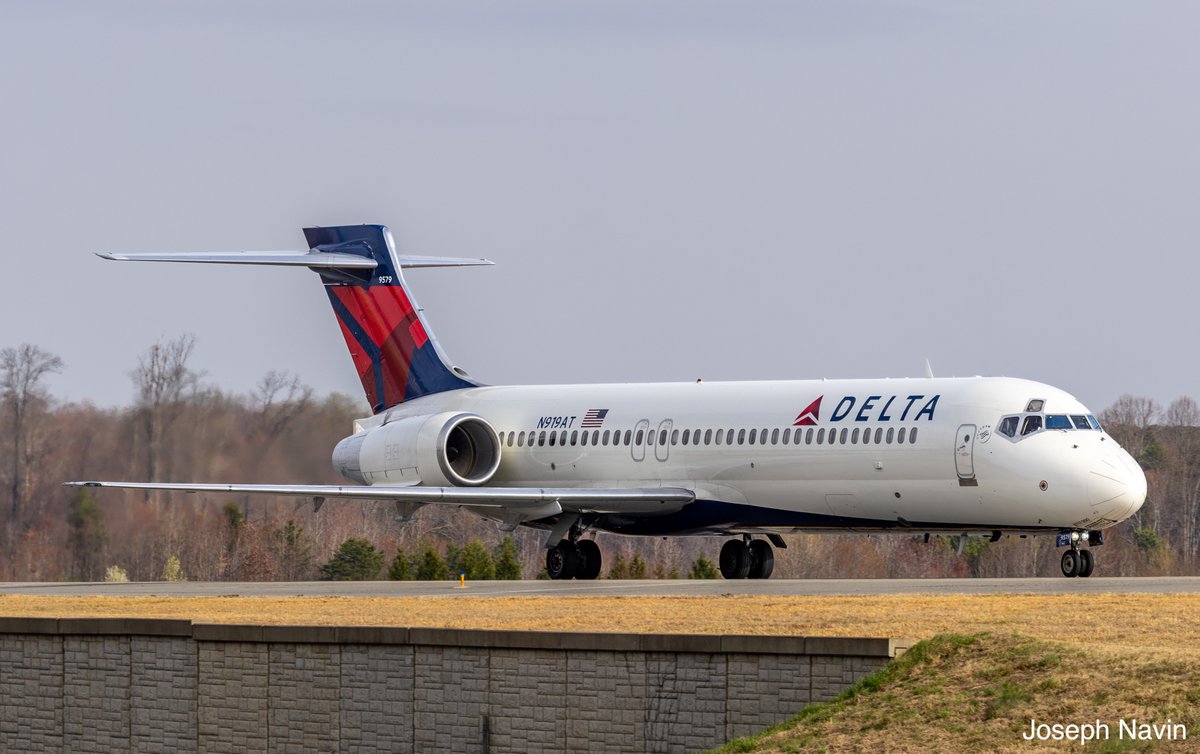 josephanavin's tweet photo. A #Delta 717-200 operating #DAL3173 from Atlanta, Ga. takes taxiway E towards the terminal after landing at Piedmont Triad International Airport in #Greensboro, N.C. on Runway 23R on March 20.
#avgeek #flyfrompti #GSO #PTI #Boeing717 https://t.co/cPJB5AFr6q