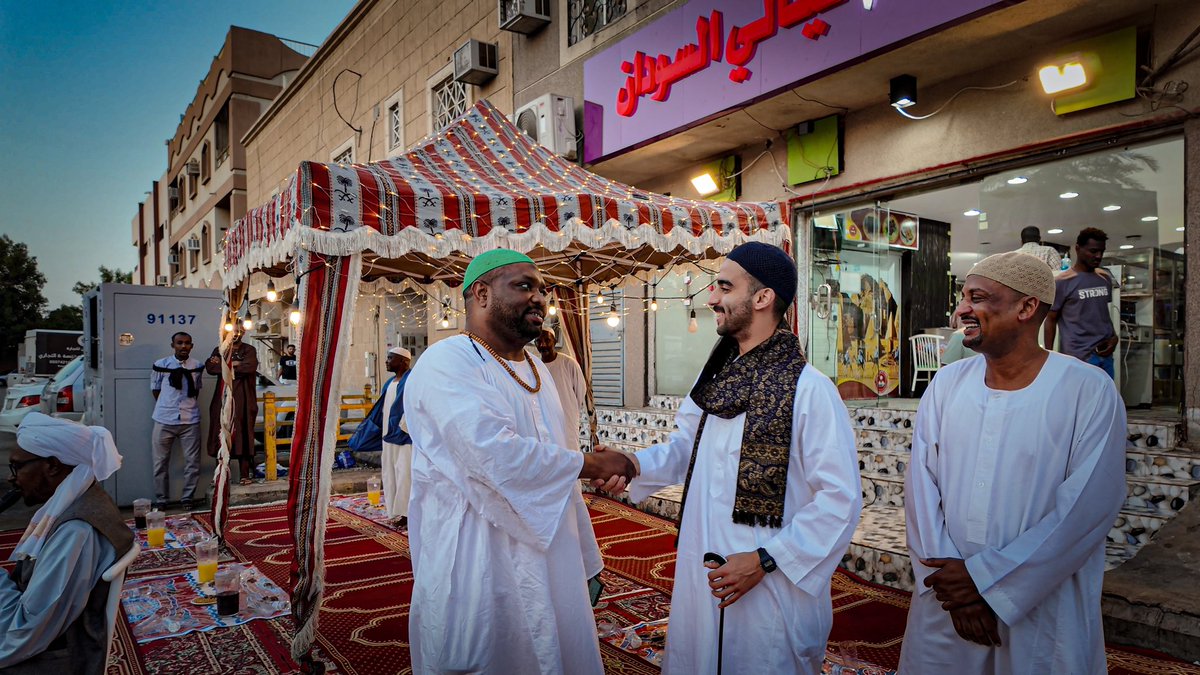 vrakanv's tweet photo. من الرياض هُنا السودان | اجواء رمضان السودانية في حي غبيرة بالرياض حيث التفطير بالشارع و العصيدة والقُّراصة 😋
حبابكم عشرة واللهِ🇸🇩❤️🇸🇦

https://t.co/7PfiIxuQ1m https://t.co/ro6FpyikrB