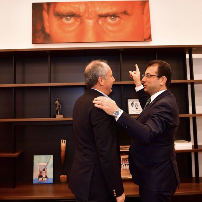 Muharrem İnce:

"Şimdi bize düşen CHP'nin yeni cumhurbaşkanı adayının koluna girip onun elini kaldırmaktır. 

Ben kendi adıma bunu yapacağım, söz veriyorum!"