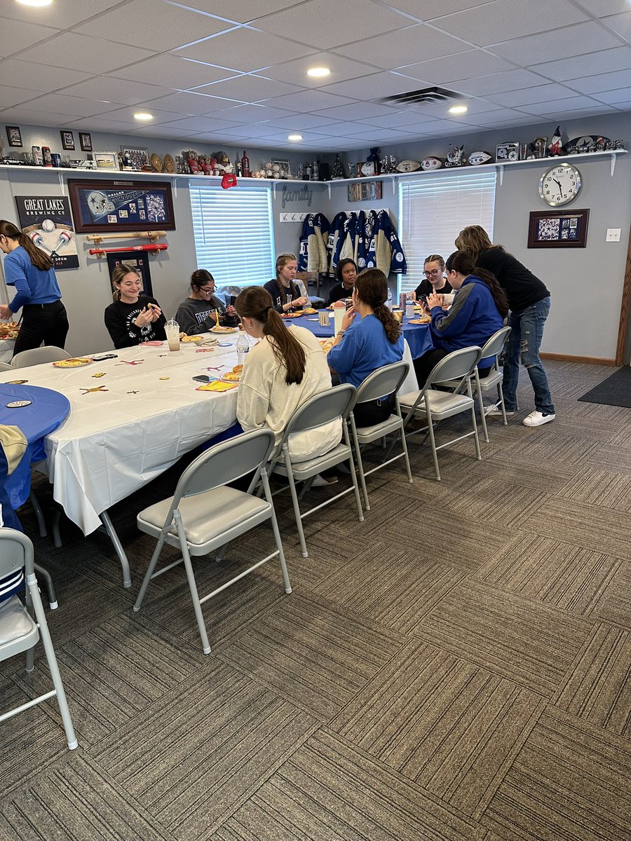 DefianceSBall's tweet image. Our annual Varsity breakfast is in the books. Everyone was full when they left! #stuffed #teambonding #seasonkickoff @DefiBulldogs