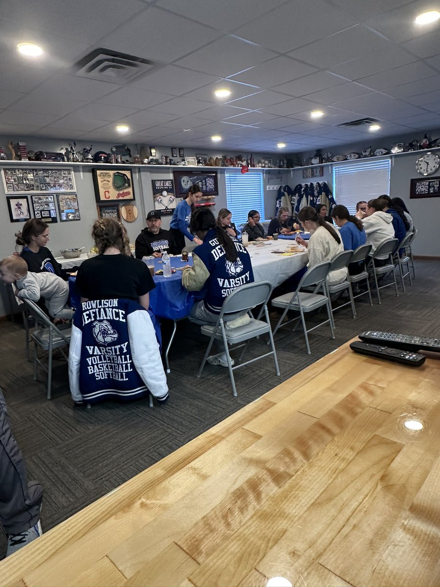 DefianceSBall's tweet image. Our annual Varsity breakfast is in the books. Everyone was full when they left! #stuffed #teambonding #seasonkickoff @DefiBulldogs