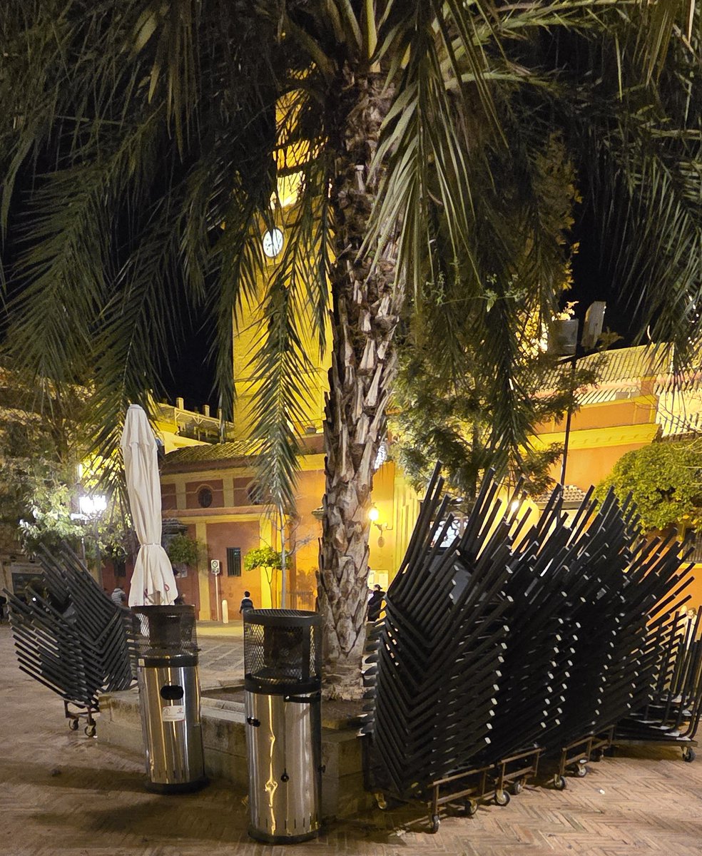 ¡La super mega Ordenanza de <a href="/jlsanzalcalde/">José Luis Sanz</a> funcionando al 200%‼️

Veladores ilegales en la Plaza de San Lorenzo. Restaurante El Sardinero.
<a href="/cristinapelaez/">Cristina Peláez</a> <a href="/antoniomunozsev/">Antonio Muñoz</a> <a href="/SusanaHornillo/">Susana Hornillo</a> <a href="/ismaelsc_/">Ismael Sánchez Castillo 🔻</a>
#cuaresma #Sevilla <a href="/PoliciaSevilla/">Policía Local de Sevilla</a> <a href="/DefensorAndaluz/">Defensor P. Andaluz</a>
