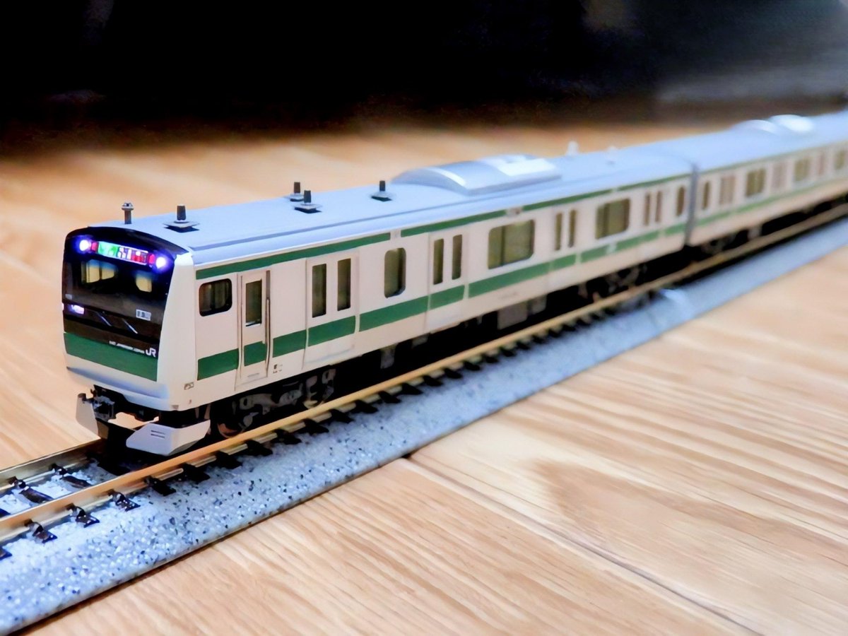 nomitetsu_north's tweet image. 埼京線には広くて青い空がある。今や相鉄の海老名まで行くE233系7000番台。モデルの行き先表示「各駅停車 埼京線 相鉄線直通」は老眼鏡なしではキビシイ。東京北区で黄色い赤羽線を眺めて育ち、埼玉時代は通学で黄緑の電車の世話になった。今の進化した姿には隔世の感がある。
#E233系 #埼京線