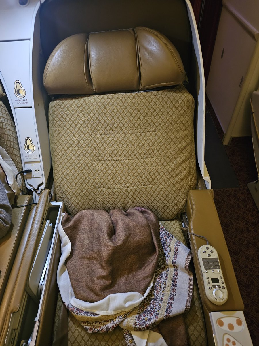 nikhilsathe's tweet photo. Travelled on AI187 Mar 20 business class. Seat didn't recline, look terrible, screen didn't work, despite asking staff to confirm seats are functional at check in. Extremely poor customer experience, bad value for money, NEVER TAKING AI AGAIN @airindia https://t.co/DFSGN8cvBR