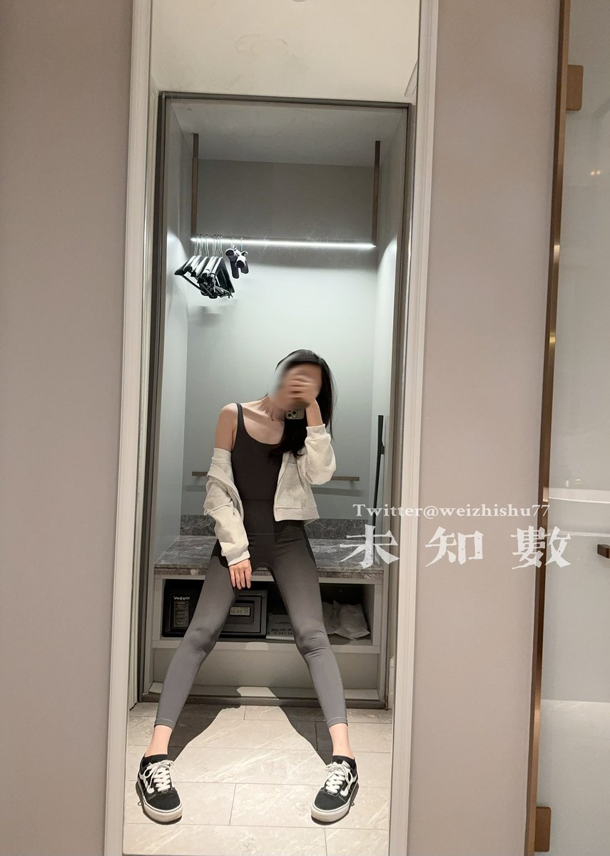 抵达上海。到了酒店，进了房间，猪猪对子落地镜，一边欣赏一边感叹，这身穿搭是真的好看，忍不住自拍起来。

看得我也忍不住上前把玩，可惜还要出门吃饭，来不及开战。 https://t.co/nFSg73pzjO
