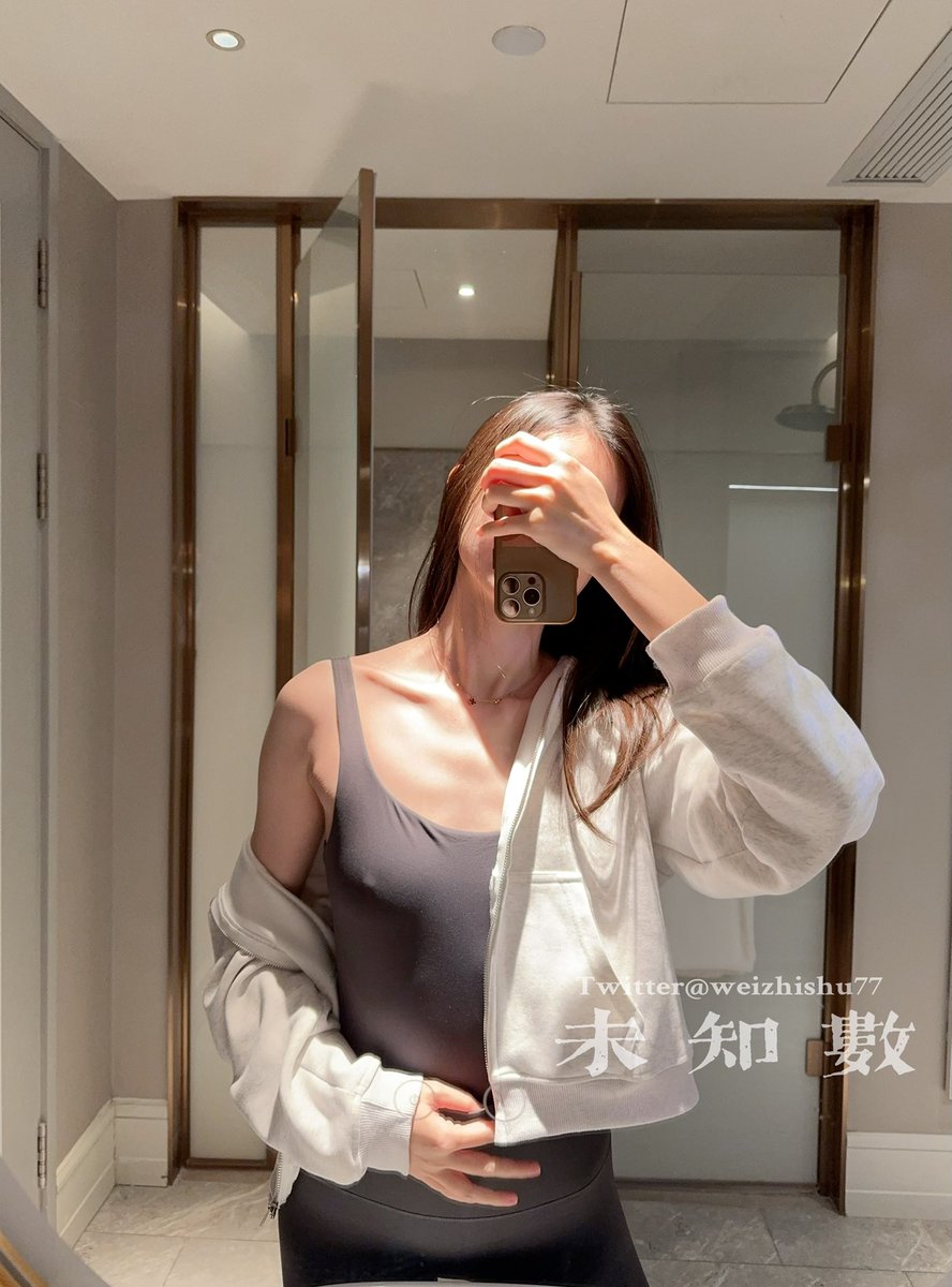 抵达上海。到了酒店，进了房间，猪猪对子落地镜，一边欣赏一边感叹，这身穿搭是真的好看，忍不住自拍起来。

看得我也忍不住上前把玩，可惜还要出门吃饭，来不及开战。 https://t.co/nFSg73pzjO