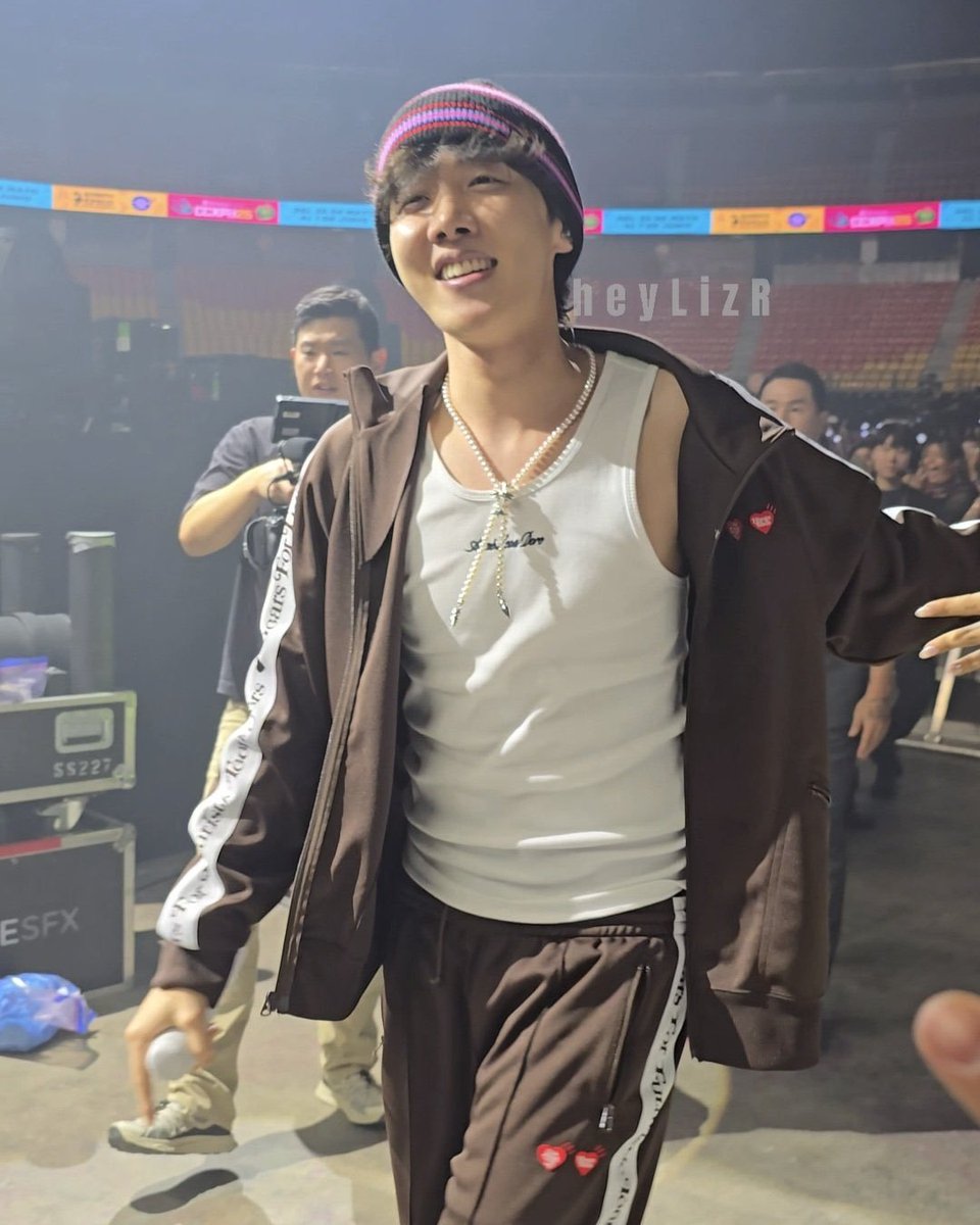 sweetkthland's tweet photo. — Hilo con fotos y vídeos de j-hope en el Soundcheck de Hope on the Stage en Ciudad de México D1 🇲🇽

Hobi cantó 3 canciones
• EGO
• hangsang
• Base line

HOPE ON THE STAGE IN MEXICO
J-HOPE MEXICO ES TU CASA
#HOPE_ON_THE_STAGE_TOUR_CDMX
#HOS_TOUR_CDMX #HOS_TOUR_MEXICO_D1 https://t.co/OkHyozHGkk