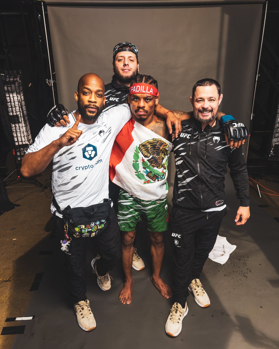 BrandonLawless3's tweet photo. Cornered a UFC fight out here in London at the O2 arena and took the DUB! 🇺🇸

Blessed for this experience and opportunity https://t.co/h7fP9OAf3W