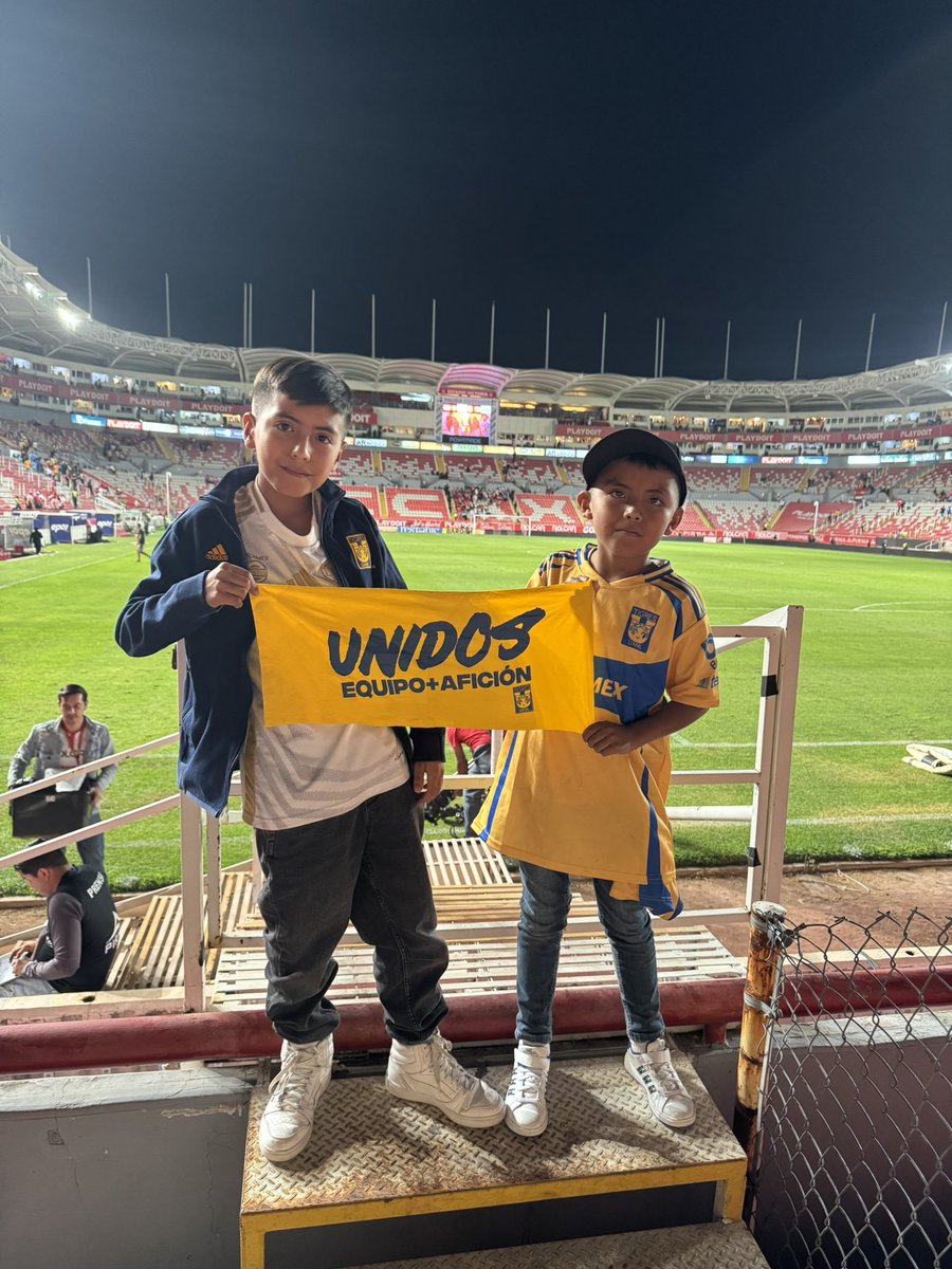 ireyesl's tweet photo. #DueloFelinoCercaDeTi   Saludos para Mateo y Dominic https://t.co/BeE7zy7Lef