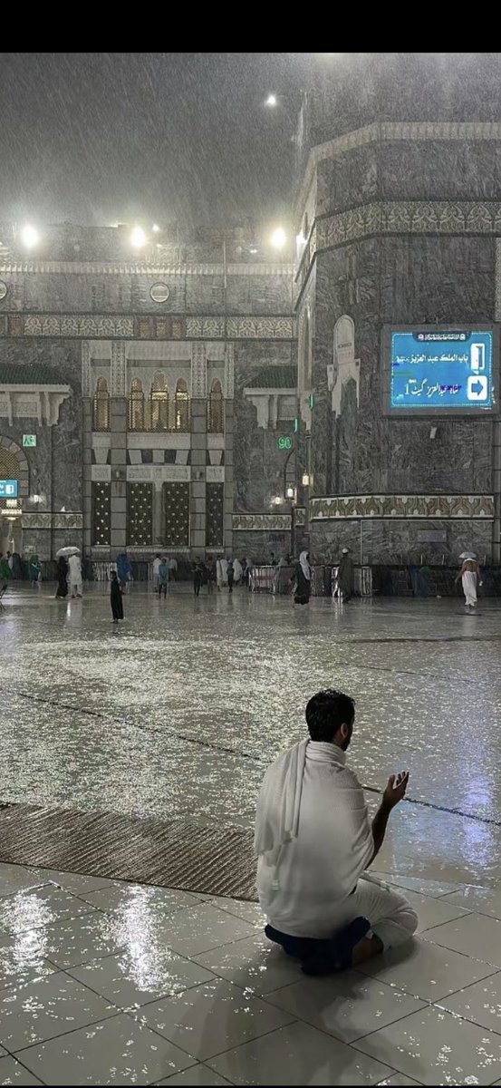 ادعيك واخشى من عذابك وارتجي منك الجنان
مالي سوى عفوك ملاذ ألوذ به يوم النشور .