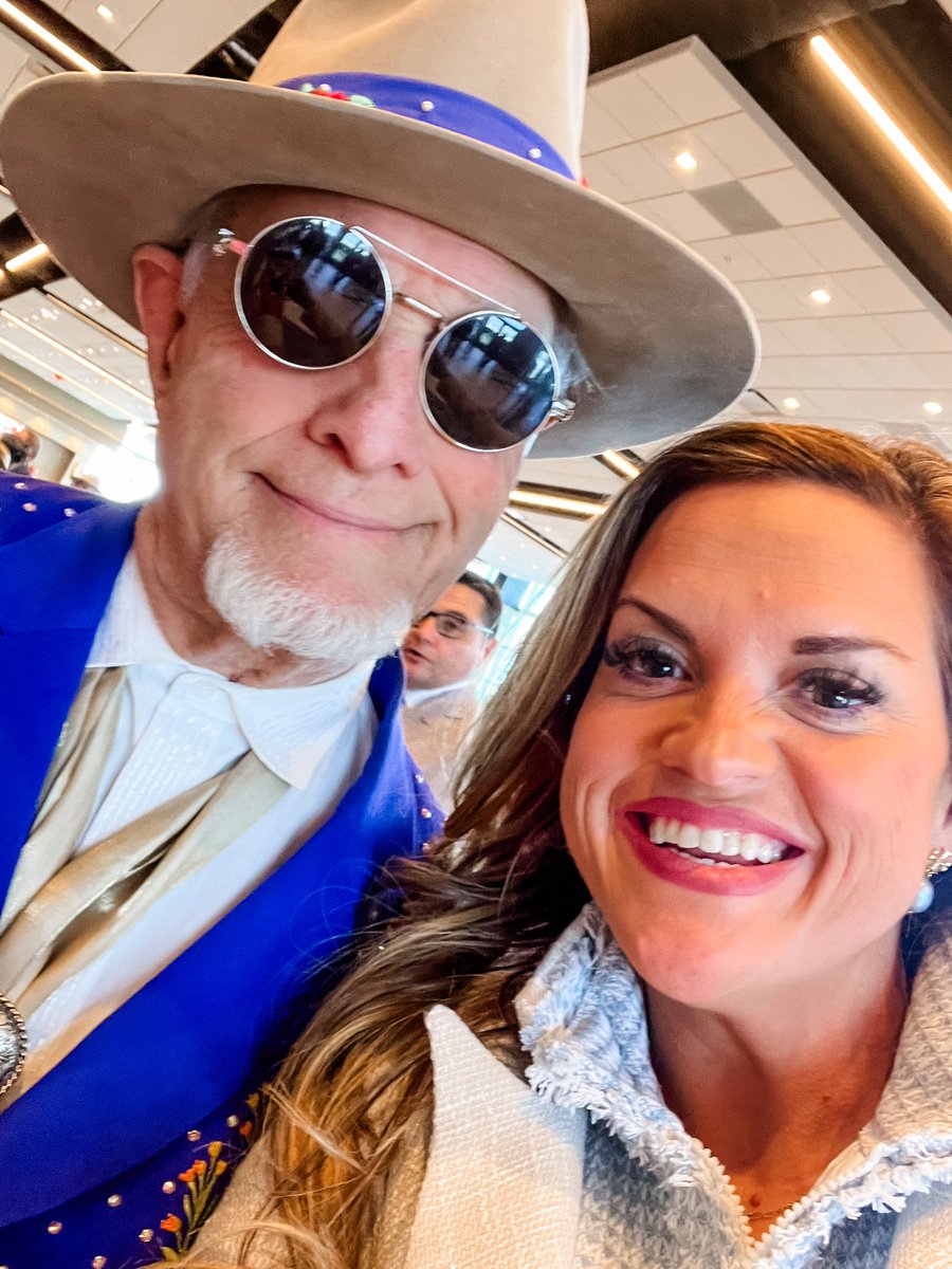 HPEmilyG's tweet photo. Had so much fun @TurfwayPark for the @TheRealJeffRuby Steaks—great food, great drinks and GREAT racing—a perfect day!

Also shoutout to @kaitlinefree for her picks—used her selections with some of my own thoughts all day and came out on top to buy dinner tonight 😜 #ParentsDayOut https://t.co/xJrzx76nWH