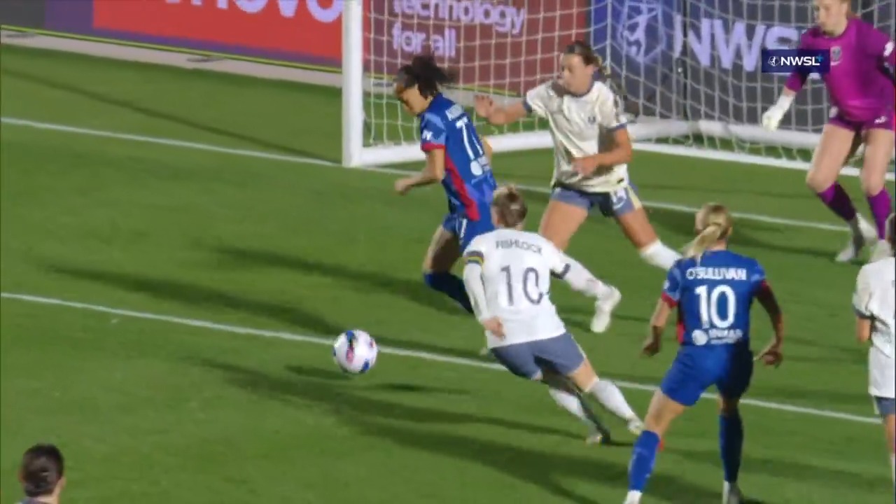Aline Gomes with just the right touch 🤌