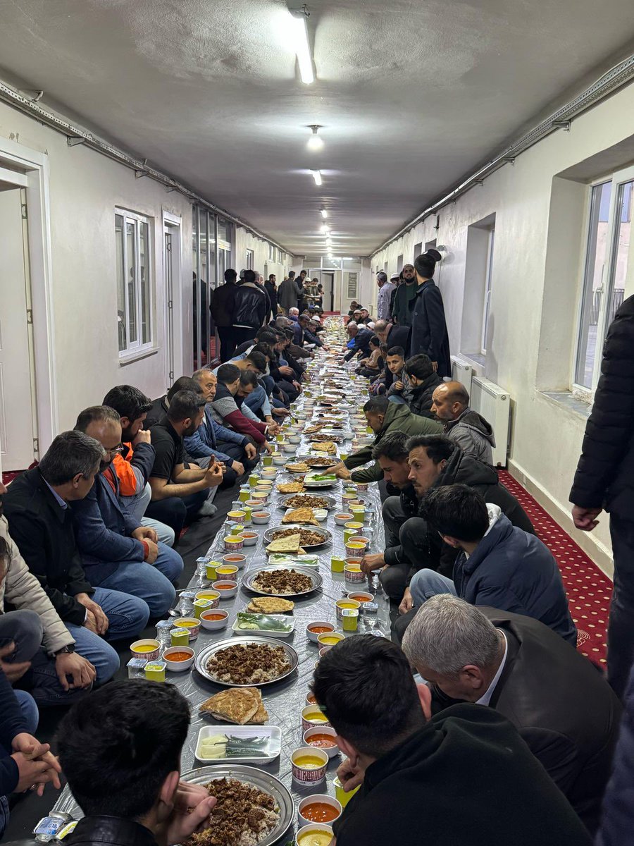 KAYAN AİLESİ GENÇLERİYLE İFTAR SOFRASINDAN BİR KARE