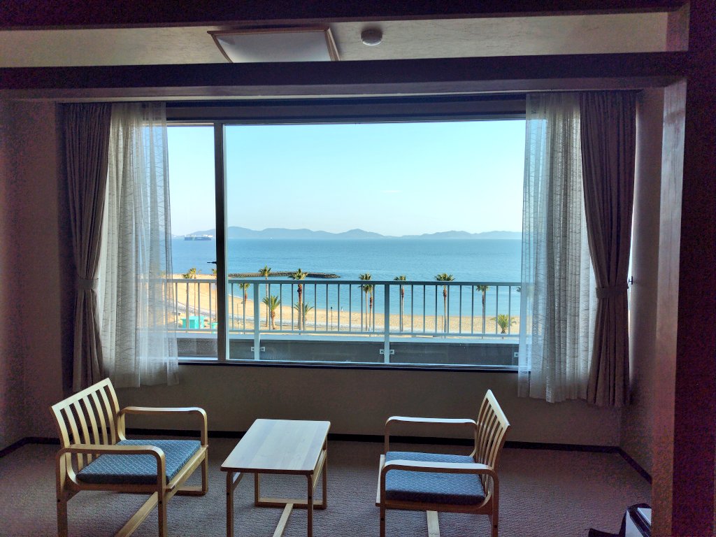 ymickey629's tweet photo. 帰り道の宿。昭和感満載の街並みと宿でしたが、お部屋からの絶景は予想外の美しさでした。 https://t.co/25B607hWwW