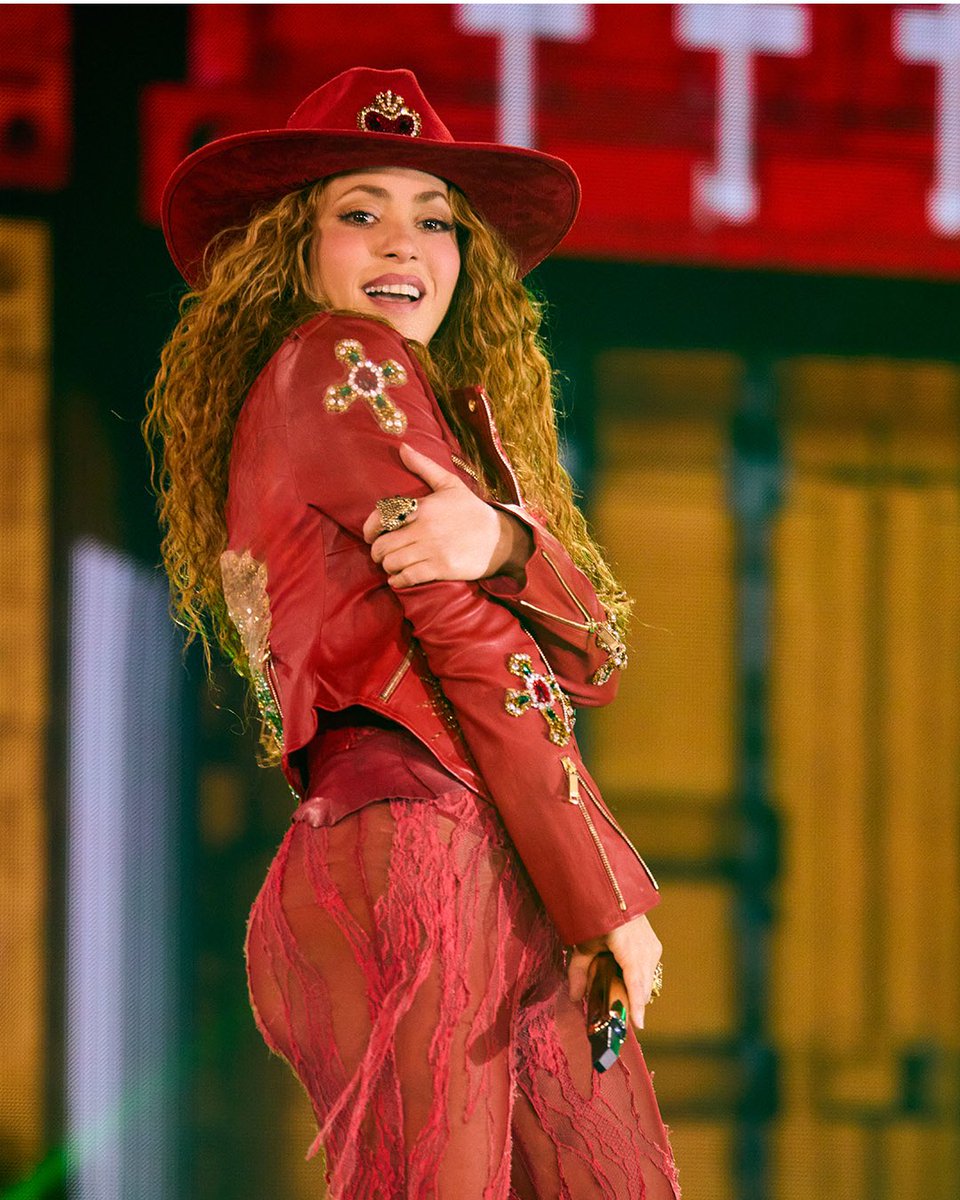 shakira's tweet photo. México la energía de anoche fue impresionante!!! Como me hicieron disfrutar!!!! #LMYNLWorldTourCDMX https://t.co/nfvtVEsLB6