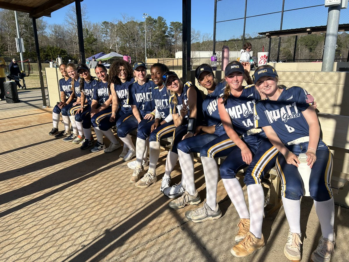 This gang worked hard today after a tough start. Went 3-1. Scored a total of 29 runs in 4 games. Love everything about these girls.
