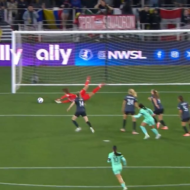 Washington Spirit vs. Kansa City Current is a battle of the goalkeepers. Aubrey Kingsbury and Lorena are putting up a show! 🧤