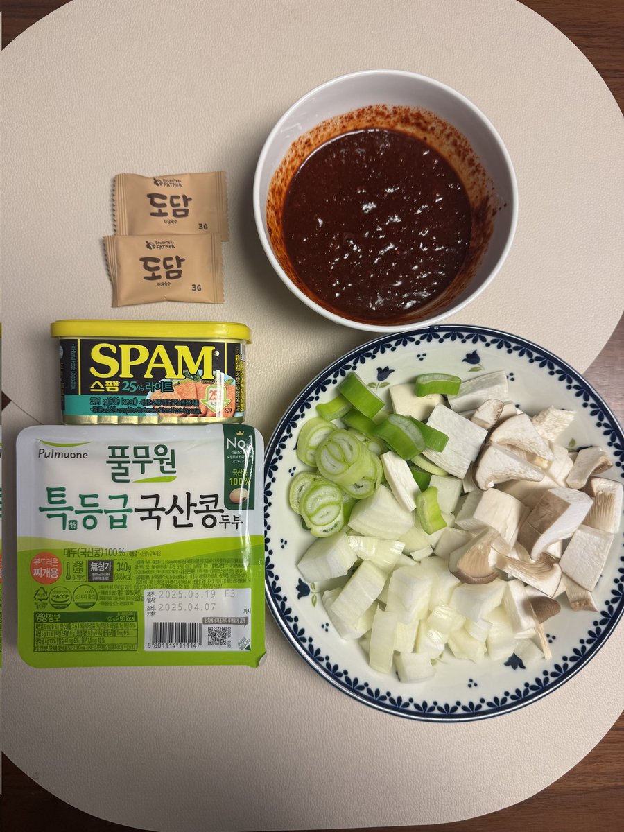 Happy48791's tweet photo. ✨스팸 짜글이✨

평점: 9.5/10

소인은 지금까지 짜글이를 배달음식으로만 접했으나 이 레시피를 통해서 풍미와 깊이가 있는 요리라는 것을 알게 되었소이다. 얼큰한 국물이 생각나는 날에 꼭 시도해보시오. https://t.co/ne1RzguhVK