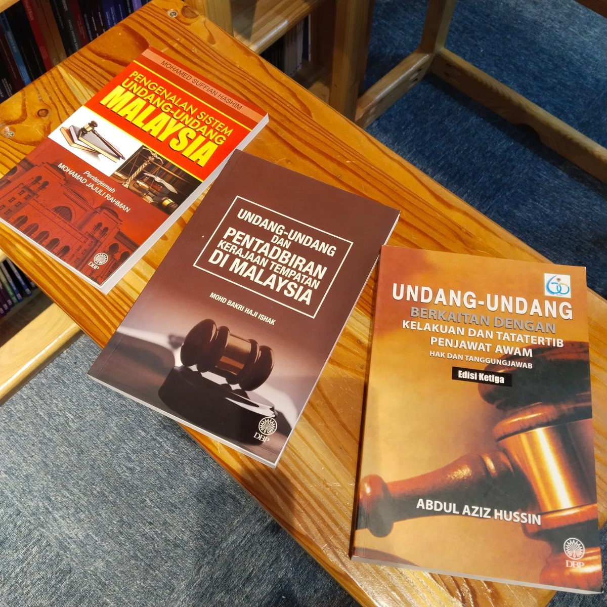 Isu kuil di Kuala Lumpur yang sedang hangat sekarang perlukan ketenangan semua pihak. Hormati proses undang-undang, elakkan spekulasi, dan utamakan keharmonian bersama. Jaga kata, jaga tindakan. 🇲🇾🤝

Mungkin daripada pihak kita, tambahlah ilmu undang-undang. 

#ilhambooks #kuil