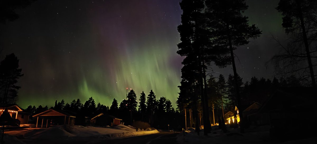 Merezone1's tweet photo. Pääsin ensimmäistä kertaa näkemään revontulia 🥰 Eilen omalla pihalla, tänään ajettiin varta vasten hyvälle paikalle juuri kun tulet alkoivat jakautua useammaksi nauhaksi 💚 https://t.co/v7QwhSIzJI