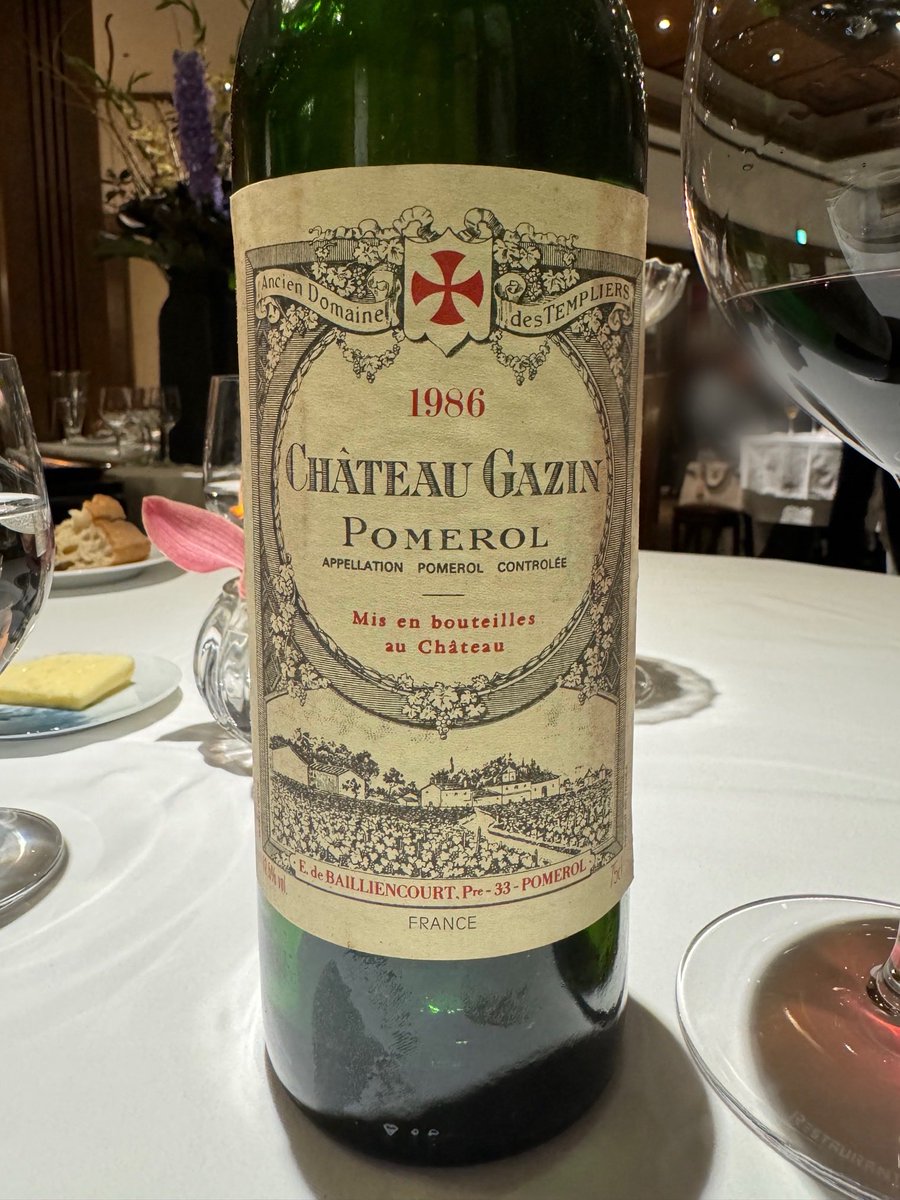 シャトーガザンは1986！最近ポムロールが我が家で盛り上がっておりまして、こちら飲んじゃいました❗️熟成かなり進んでましたが、滑らかさは健在‼️レストランの雰囲気とも相まって、シックウマシ‼️