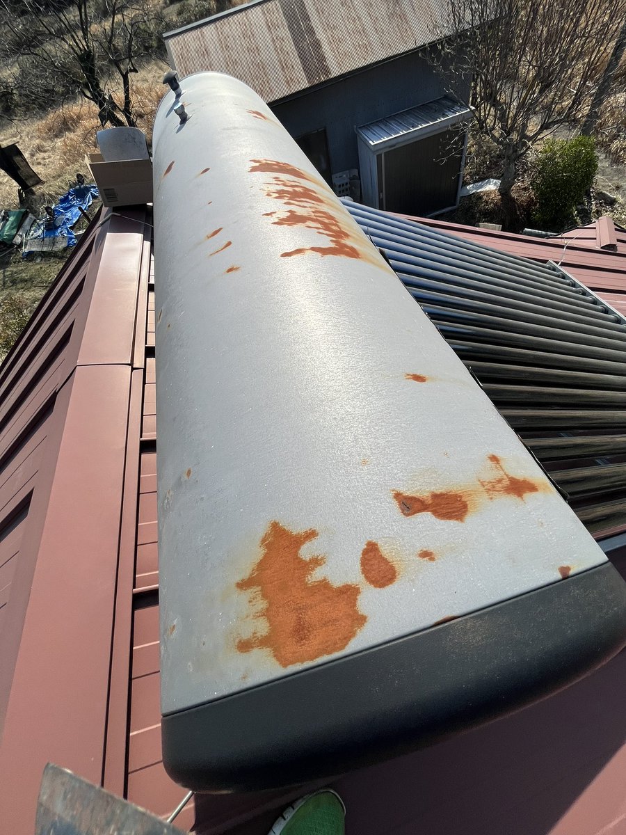t_niiyan's tweet photo. 屋根の上なう
10年目の太陽熱温水器のメンテ。ガルバのおタンクが錆びてきたので綺麗にしております。フジソルのシールも剥がしてヤスリかけて溶融亜鉛メッキを施しまっする。
#フジソル
#FUJISOL
#太陽熱温水器
#ガルバの錆び補修
#太陽ありがとう https://t.co/5pZXMg9vdu