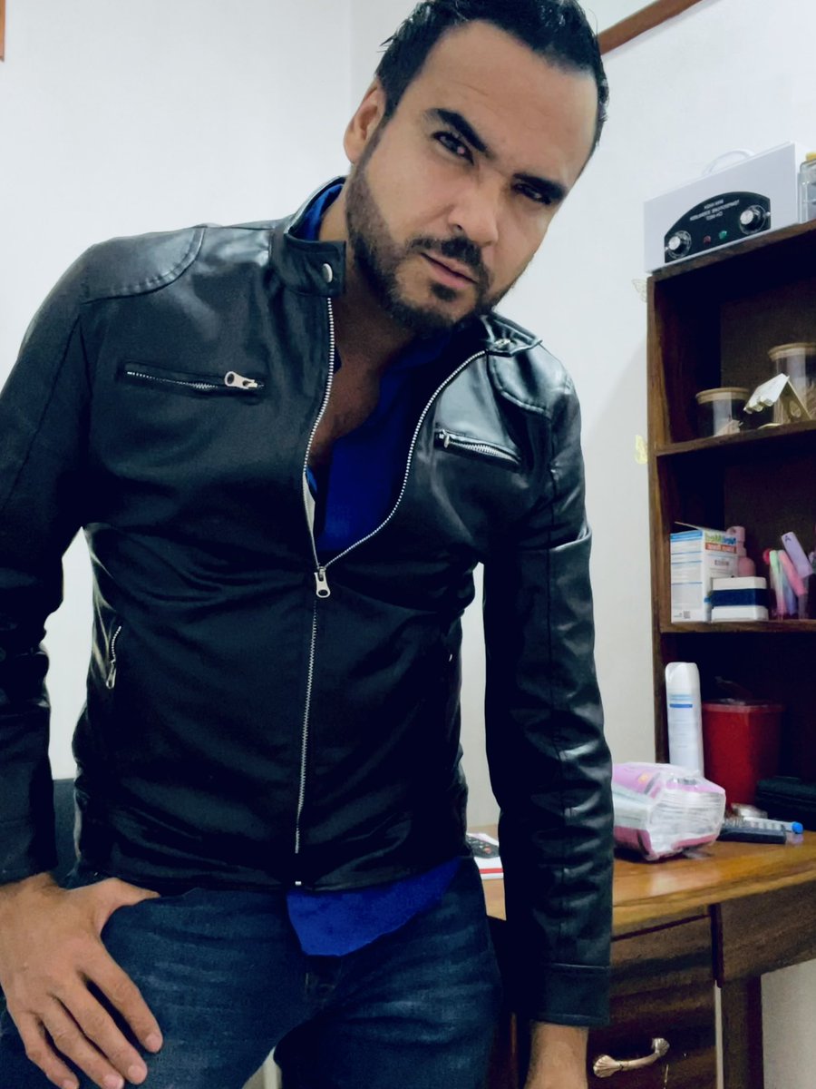 guialoss's tweet photo. Trabajando… ya tenía días sin tomarme fotos, pero en un minuto me las tomé porque me esperaban afuera, según entré por un oxímetro! Que tengan un bonito sábado mi gente hermosa! Excelente fin de semana! Un abrazo grande! https://t.co/kE5jZ3lSJx