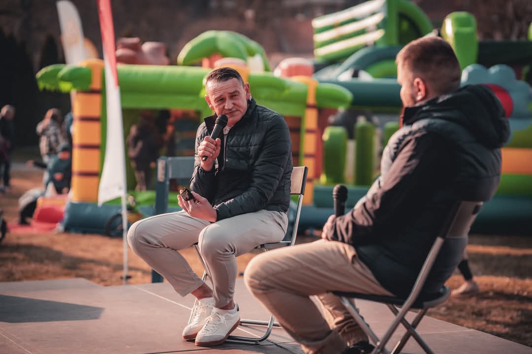 W trakcie biegu charytatywnego dla Nadii miałem wielką przyjemność porozmawiać na scenie z Pawłem Sibikiem, uczestnikiem MŚ w 2002 roku i piłkarzem, który rozegrał aż 192 mecze na poziomie obecnej Ekstraklasy. 

Rozmawialiśmy o motywacji, determinacji, pasji, ale i MŚ.