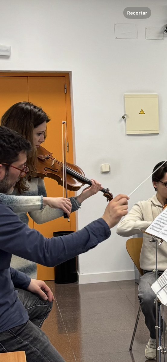 Hoy lo pasamos genial trabajando con los violines y violas de la Orquesta Sinfónica Música Maestro, bajo la dirección de especial de la profesora Raquel Ovejas 👏🏼👏🏼👏🏼👏🏼