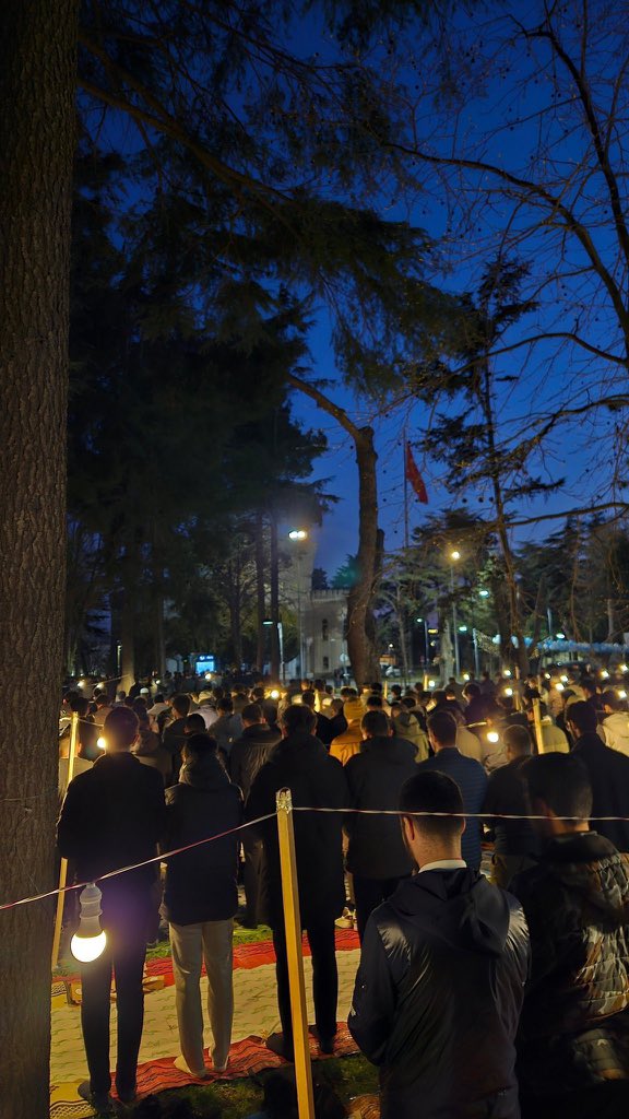 Birinden Nur Akar
Birinden KİR..!