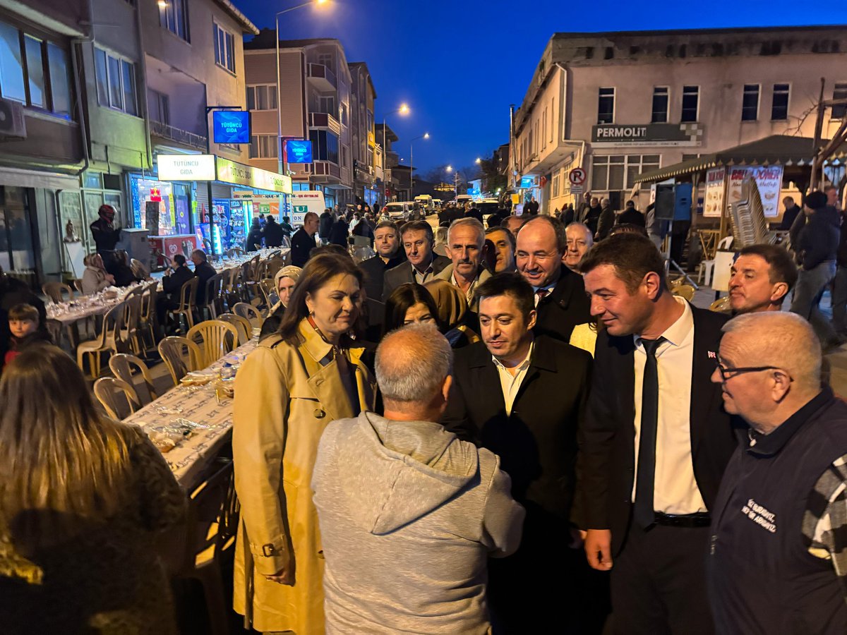 Selçuk Sümer (@selcuksumer24) on Twitter photo Günün son programında, Edirne'nin Uzunköprü ilçesine bağlı Kırcasalih Beldesi'nde İl Başkanımız <a href="/ibabelgin/">Belgin İba 🇹🇷</a>, Milletvekilimiz <a href="/fatmaaksal/">Dr. Fatma Aksal</a> ve teşkilatımızın yoğun katılımıyla halk iftarına katıldık. Sonrasında esnaflarımızı ziyaret ederek programımızı tamamladık. Günün son programında, Edirne'nin Uzunköprü ilçesine bağlı Kırcasalih Beldesi'nde İl Başkanımız <a href="/ibabelgin/">Belgin İba 🇹🇷</a>, Milletvekilimiz <a href="/fatmaaksal/">Dr. Fatma Aksal</a> ve teşkilatımızın yoğun katılımıyla halk iftarına katıldık. Sonrasında esnaflarımızı ziyaret ederek programımızı tamamladık.