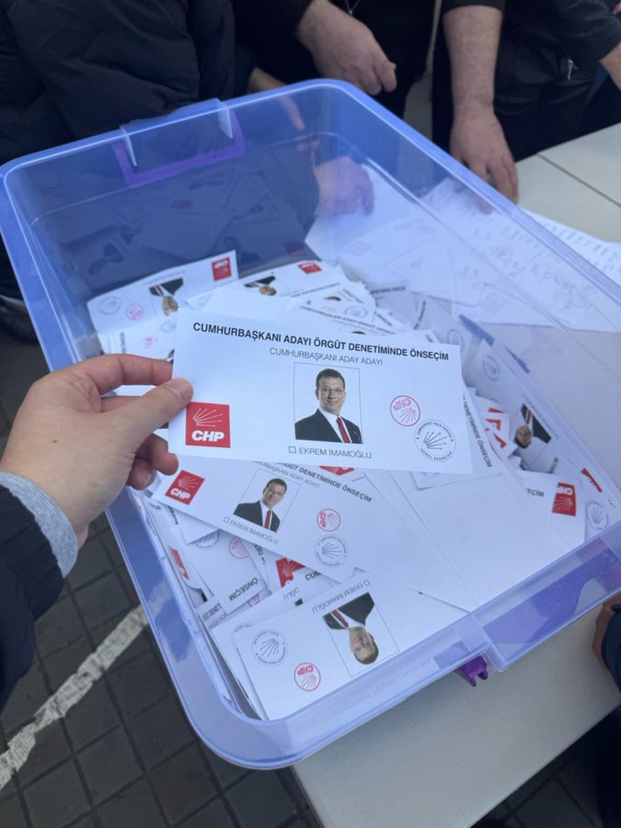 😲
CHP’nin Cumhurbaşkanı adayını belirlediği önseçimde kıyasıya bir rekabet yaşanıyor!Sandıklardan gelen ilk sonuçlara göre İmamoğlu açık ara önde!

Tek adayın yarıştığı bir seçimde böyle bir fark beklenmeyen bir durumdu.Heyecan dorukta, bakalım sürpriz bir sonuç çıkacak mı? 🤔😂