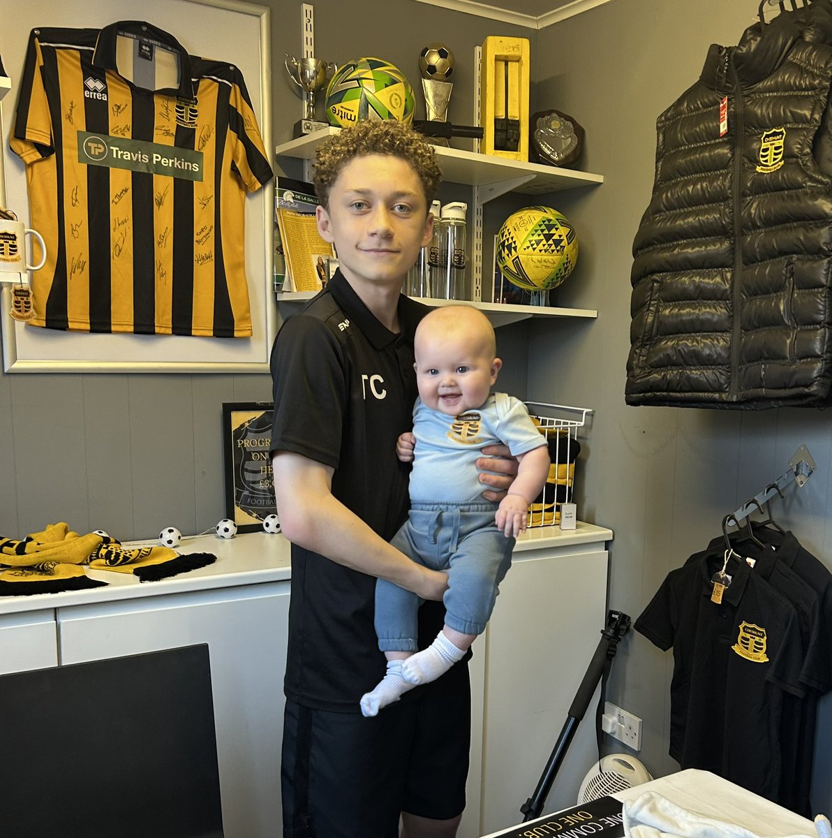 sairs76's tweet photo. Great day today  @nonleaguedayuk in the club shop @cheshuntfcscore always good to have the family lending a hand  🖤 🧡 https://t.co/wNTri0AmUv