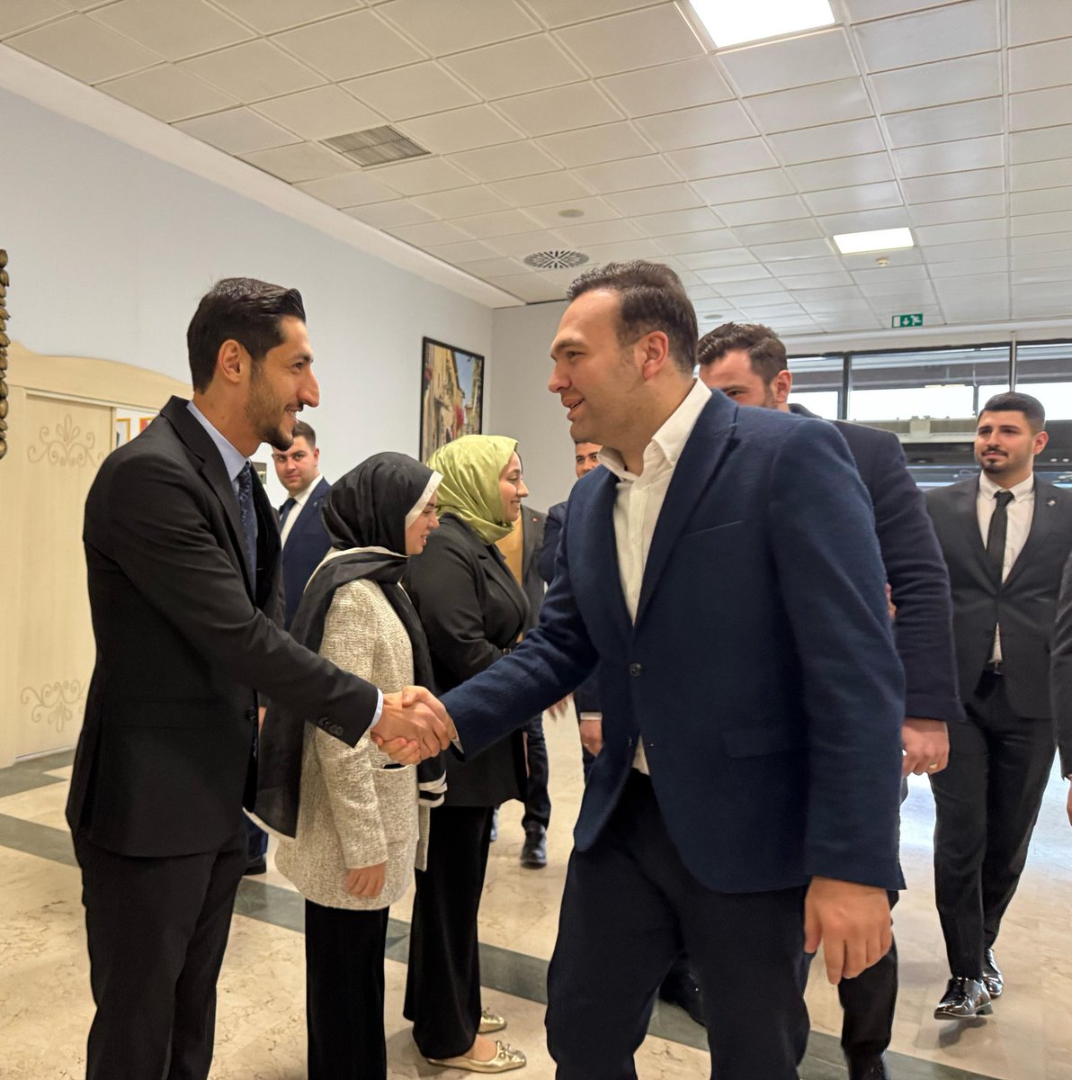 Ömer Faruk Eryılmaz 🇹🇷 (@eryilmazomer_) on Twitter photo AK Parti Gençlik Kolları Genel Başkanımız Sn. <a href="/avyusufibis/">Yusuf İBİŞ</a> ‘i MYK ve MKYK üyelerimizi havaalanında karşıladık.
Gazi şehrimize hoşgeldiniz, sefalar getirdiniz başkanım. AK Parti Gençlik Kolları Genel Başkanımız Sn. <a href="/avyusufibis/">Yusuf İBİŞ</a> ‘i MYK ve MKYK üyelerimizi havaalanında karşıladık.
Gazi şehrimize hoşgeldiniz, sefalar getirdiniz başkanım.