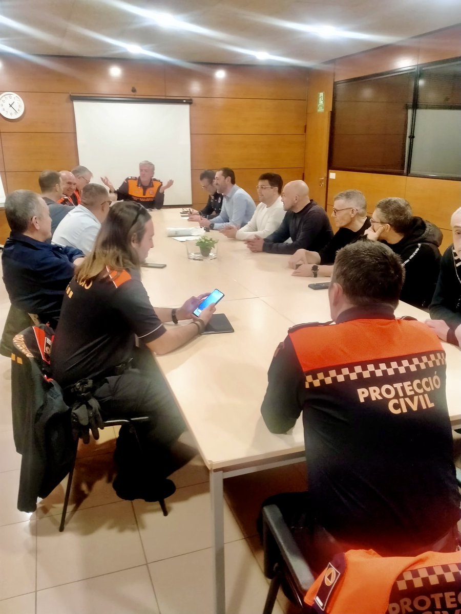 AVPCPORTSELVA's tweet image. Dissabte tarda 
Reunió, a Girona, amb presidents i caps  d’unitat de diferents AA.VV. de #protecciócivil de la demarcació de Girona per compartir inquietuds, experiències i traçar el full de ruta per als propers anys.
#TotsSomProteccióCivil