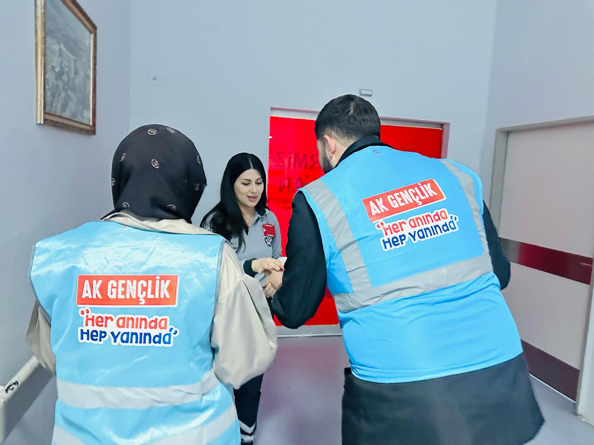 safaberksevim's tweet photo. Geceye Işık Tutan AK Gençlik 🌙

AK Parti Yeşilyurt Gençlik Kolları Yönetim Kurulu Üyelerimiz ile birlikte, fedakârca görev yapan Malatya Eğitim ve Araştırma Hastanesi Acil Servisi’ni ziyaret ederek, çalışanlarımıza çay ve lokum ikramında bulunduk.

Ramazan-ı Şerif’in getirdiği birlik ve beraberliği her zaman ve her mekânda yaşamaya devam ediyoruz.