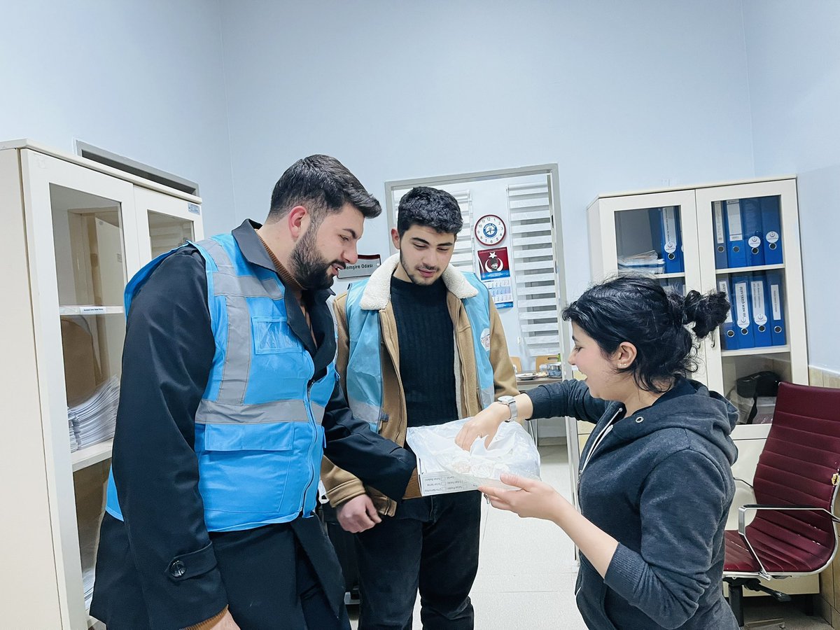 safaberksevim's tweet photo. Geceye Işık Tutan AK Gençlik 🌙

AK Parti Yeşilyurt Gençlik Kolları Yönetim Kurulu Üyelerimiz ile birlikte, fedakârca görev yapan Malatya Eğitim ve Araştırma Hastanesi Acil Servisi’ni ziyaret ederek, çalışanlarımıza çay ve lokum ikramında bulunduk.

Ramazan-ı Şerif’in getirdiği birlik ve beraberliği her zaman ve her mekânda yaşamaya devam ediyoruz.