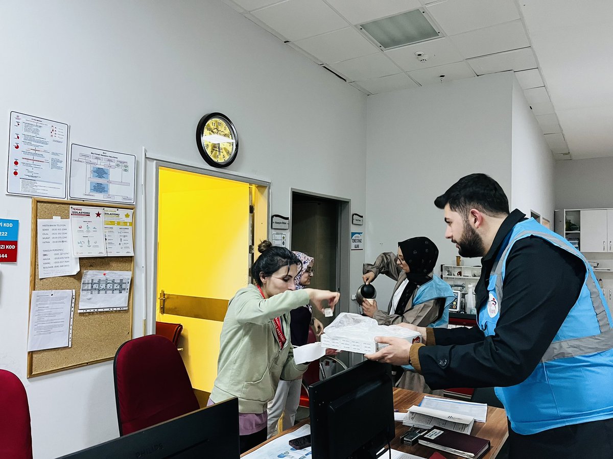 safaberksevim's tweet photo. Geceye Işık Tutan AK Gençlik 🌙

AK Parti Yeşilyurt Gençlik Kolları Yönetim Kurulu Üyelerimiz ile birlikte, fedakârca görev yapan Malatya Eğitim ve Araştırma Hastanesi Acil Servisi’ni ziyaret ederek, çalışanlarımıza çay ve lokum ikramında bulunduk.

Ramazan-ı Şerif’in getirdiği birlik ve beraberliği her zaman ve her mekânda yaşamaya devam ediyoruz.