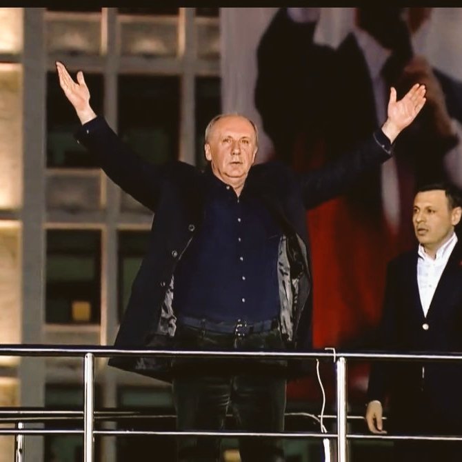 Geçen seçim bu adama sarayın adamı deyip iftiralar atıp hakaretler savuruyordunuz

O çok savunduğunuz 6'lı masadakiler nerede?

Kılıçdaroğlu nerede
Babacan nerede
Davutoğlu nerede
Temel nerede
Akşener nerede
Gültekin nerede

Gerçekler böyle suratınıza bir tokat gibi vurur işte