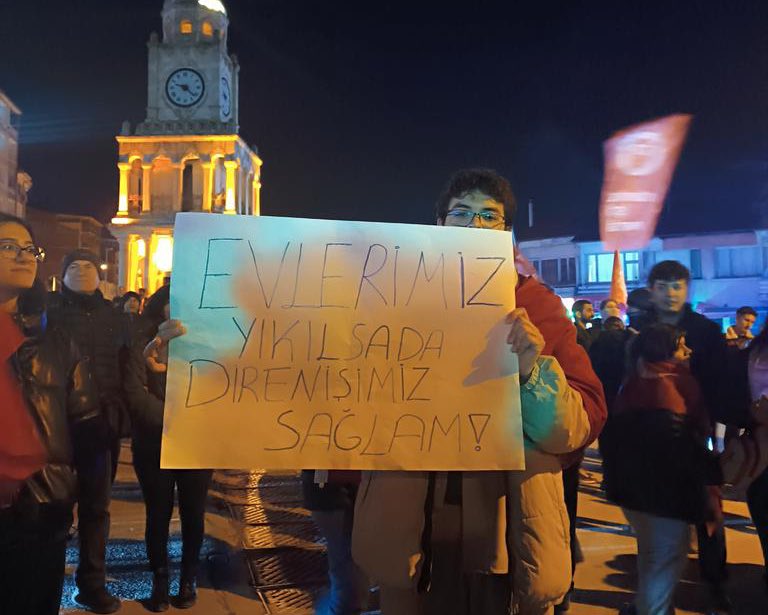 Malatya’da Ekrem İmamoğlu'nun gözaltına alınması protesto ediliyor.

“Evlerimiz yıkılsa da direnişimiz sağlam”