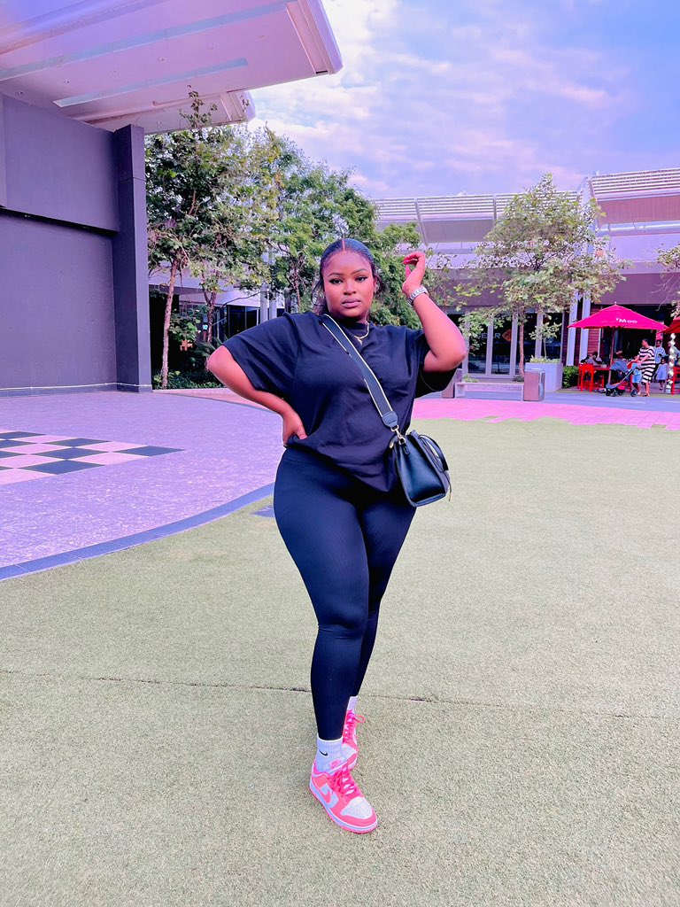 N O M L E E🦋 tweet media