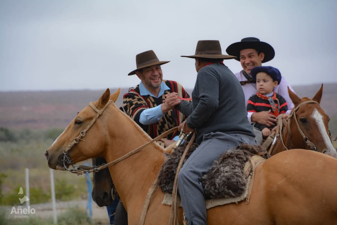 banderetfer's tweet photo. Tuve el honor de participar en la Fiesta del Pago Gaucho de Añelo, evento que celebra y preserva nuestra cultura neuquina. Felicitaciones a todos los organizadores y a los jinetes que rinden homenaje a nuestras raíces. ¡Sigamos apoyando nuestras tradiciones! #FiestaGaucha https://t.co/4Sqqjzr71e