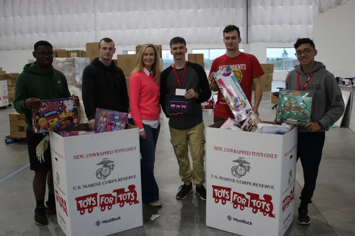 ShellieG_TX's tweet image. Hi, I'm Shellie.

Once an engineer, always a problem solver. I started @ChristmasLightSource to stay home with my boys and keep building businesses. Turns out, my greatest professional joy is… spreading joy. (And couldn’t we all use a little more of that?)
I even ran for…