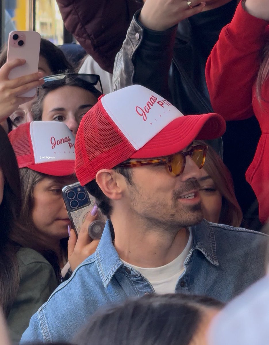 addixjonas's tweet photo. pizza boy @joejonas https://t.co/eZHxvjtXPB