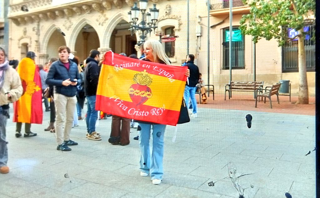 Hoy en Terrassa en la concentración de odio de VOX, la conocida fascista Carlota Sales Prendes, de la Fundación Franco. Fue detenida en una operación contra una trama criminal de falsificación de carnets de conducir liderada por su hijo. 
VOX sí que es delincuencia.
#StopVOX
