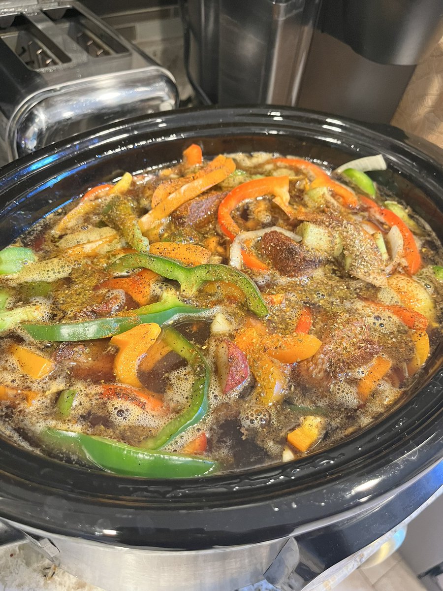 cqsmith1's tweet image. Felt like cooking a little something..#SaturdayVibes #Cabbage #PotRoast 💯🤩🔥👌