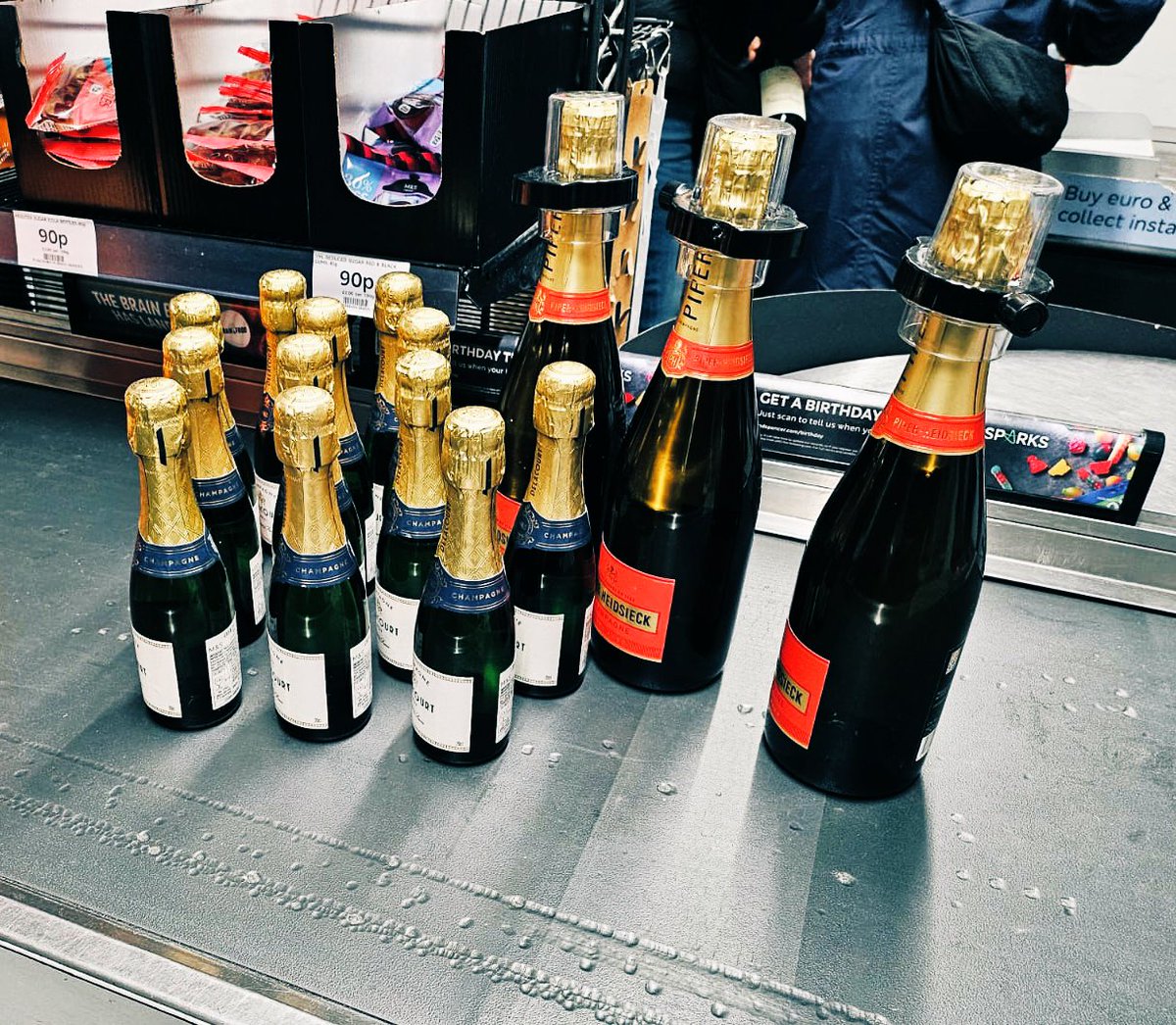 Chiswick officers returned £230 of stolen items found at the back of the High Road today. 

M&amp;S staff were very happy. 

There has been a rise in shoplifting recently, if you see someone acting suspiciously please call 999 in an emergency or 101 non-emergency. 

#SaferStreets