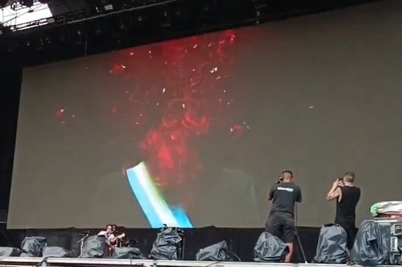 Todavía Lollapalooza no saco ningún comunicado sobre el video donde al presidente le explota la cabeza, no? Tampoco la marca Samsung que lo auspicio, no?
Y la justicia no hizo nada contra estos tal Dum Chica tampoco, no?
Nunca se vivió tanta libertad, antes por esto ibas en cana